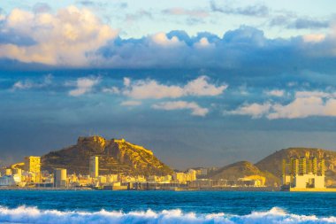 Akdeniz kıyısı manzarası, İspanya 'nın kıyı kenti Alicante Costa Blanca, Valencia, İspanya. Uzaktan görüntüle.