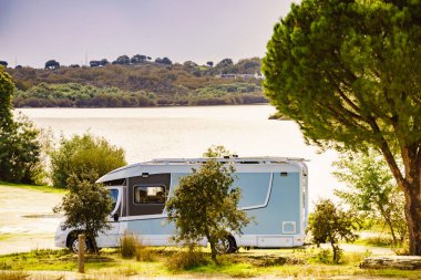 Doğada kamp yapmak. Göl kıyısında bir kamp aracı. Povoa e Meadas Barajı, Castelo de Vide, Alentejo Portekiz. Karavanla git..