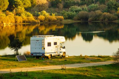 Portatif güneş paneli olan karavan Portekiz 'de sonbahar doğasında kamp yapıyor..
