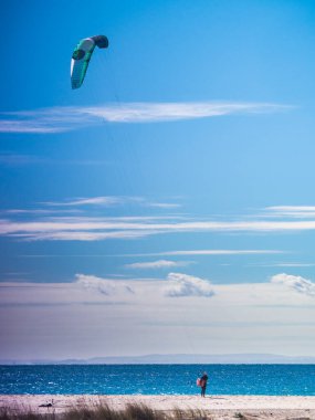 Uçurtma kaykayı. Sahilde uçurtma sörfçüsü. Tarifa İspanya. Spor aktivitesi. Uçurtma Eylemi.