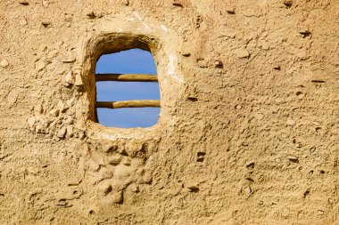 Eski kil ev detayı, pencerede parmaklıklar. El Chorrillo Film Konumu, Sierra Alhamilla, Endülüs İspanya.