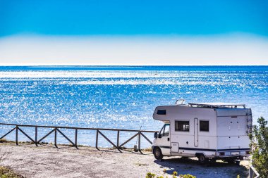 İspanyol sahilindeki karavan, Maro Cerro Gordo 'nun sahil kayalıkları. Costa del Sol, Endülüs İspanya. Motorlu ev tatili