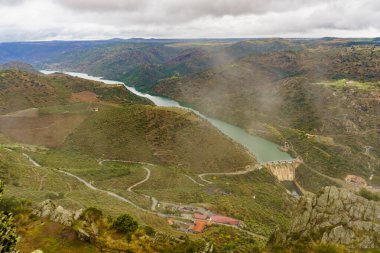 Dağ manzarası ve İspanyol Saucelle Barajı olan Douro nehri. Portekiz ve İspanya arasındaki sınır. Ulusal Park. Portekizli Penedo Durao gözcüsünden görüntü.
