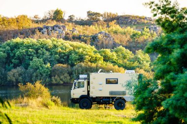 Off road kampçısı 4x4, karavan evi doğada. Karavanla seyahat et..