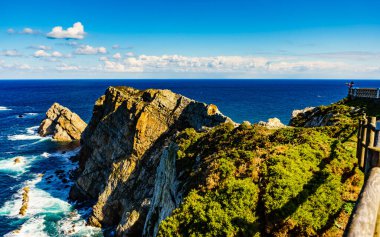 Atlantik Okyanusu 'nun deniz manzarası ve Penas Burnu' nun kayalık kıyıları. Kuzey İspanya 'da yüksek uçurumları olan deniz kıyısı.
