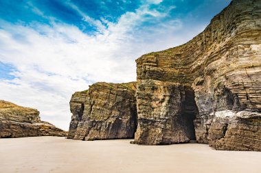 Katedraller Plajı, Ribadeo 'daki Playa las Catedrales, Lugo, Galiçya. İspanya 'nın kuzeyindeki Cantabric sahillerinde kayalık oluşumları. Turist eğlencesi.