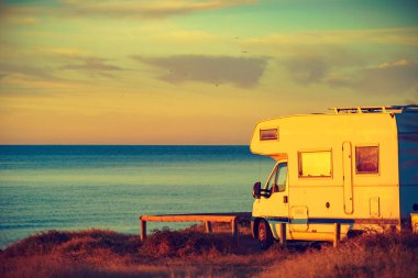 Akdeniz kıyısındaki Calblanque Park, Murcia İspanya 'da gün doğumunda karavan. Doğa plajında kamp yapmak. Tatil ve karavanda yolculuk.