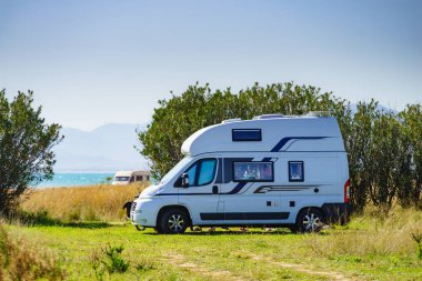 Kamp kamyonu yazın doğada kamp yapıyor. Karavanla git. Karavan tatili.