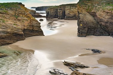 Katedraller Plajı, Ribadeo 'daki Playa las Catedrales, Lugo, Galiçya. İspanya 'nın kuzeyindeki Cantabric sahillerinde kayalık oluşumları. Turist eğlencesi.