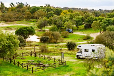 Kamp aracı doğada kamp yapıyor. Povoa e Meadas Barajı, Castelo de Vide, Alentejo Portekiz. Karavanla git..