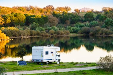 Portatif güneş paneli olan karavan Portekiz 'de sonbahar doğasında kamp yapıyor..