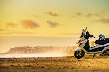 Gün doğumunda plaj kıyısında motosiklet. Doğa turu.