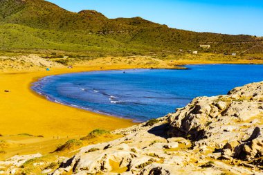 Akdeniz kıyısı manzarası, Murcia bölgesindeki dağ ve sahil kıyıları, Calblanque Bölgesel Parkı, İspanya. Turist eğlencesi.