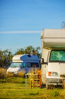 Pencere camında iç ısı ekranı olan kervanlar. Doğada kamp yapmak. Tatiller ve karavanla seyahat.
