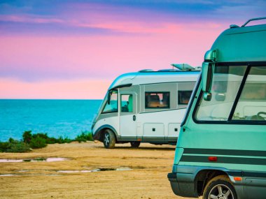 İspanya 'nın Akdeniz kıyısında kamp yapan karavan araçları. Karavanda tatil.