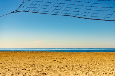 Voleybol yaz sporu ekipmanları. Açık kumsalda ağ örgüsü var. Etkin yaşam biçimi.