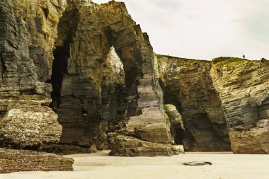 Katedraller Plajı, Ribadeo 'daki Playa las Catedrales, Lugo, Galiçya. İspanya 'nın kuzeyindeki Cantabric sahillerinde kayalık oluşumları. Turist eğlencesi.