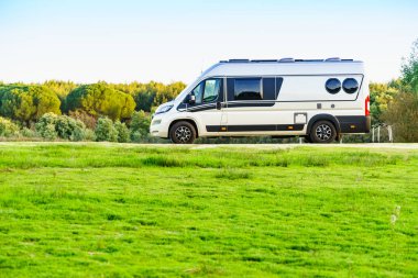 Kamp aracı doğada kamp yapıyor. Karavanla git..