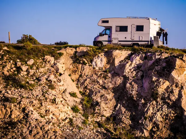 Kamp aracı, Endülüs İspanya 'nın Almerya eyaletindeki Cabo de Gata Nijar Doğal Parkı' nda kayalıklarda kamp yapıyor..