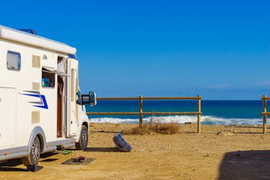 Taşınabilir güneş fotovoltaik paneli, karavanda şarj oluyor. Karavanla tatiller