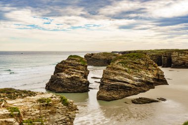 Katedraller Plajı, Ribadeo 'daki Playa las Catedrales, Lugo, Galiçya. İspanya 'nın kuzeyindeki Cantabric sahillerinde kayalık oluşumları. Turist eğlencesi.