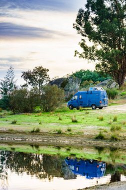 Doğada kamp yapmak. Göl kıyısında bir karavan. Povoa e Meadas Barajı, Castelo de Vide, Alentejo Portekiz. Karavanla git..