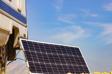 Taşınabilir güneş fotovoltaik paneli, karavanda şarj oluyor. Doğada kamp yapmak, minibüs hayatı.