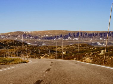 Hardangervidda Platosu 'nu geçen yol, Norveç manzarası. Ulusal turist Hardangervidda rotası.