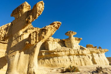 Büyülü şehir Bolnuevo, sarı kumtaşı oluşumlarını aşındırdı, Murcia İspanya. Turist eğlencesi.