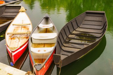 Nehir suyunda demirli tekneler