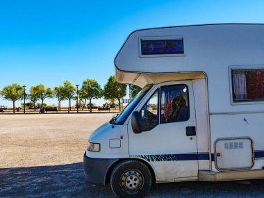 Deniz kıyısında kamp yapmak. Plajda kamp aracı, İspanya 'da Akdeniz kıyısı..