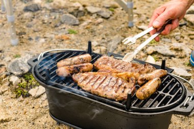 Et ve sosis ızgarada. Barbekü yemeği, yaz yemeği..