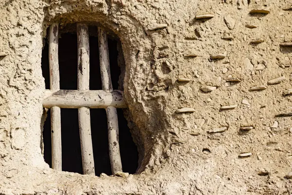 Eski kil ev detayı, pencerede parmaklıklar. El Chorrillo Film Konumu, Sierra Alhamilla, Endülüs İspanya.