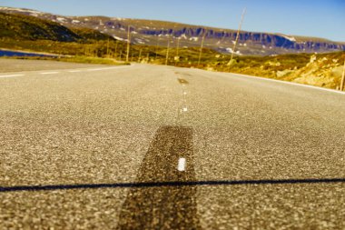 Hardangervidda Platosu 'nu geçen yol, Norveç manzarası. Ulusal turist Hardangervidda rotası.