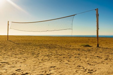 Voleybol yaz sporu ekipmanları. Açık kumsalda ağ örgüsü var. Etkin yaşam biçimi.