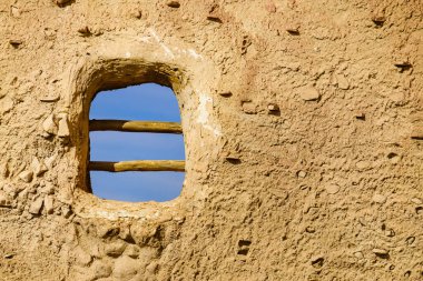 Eski kil ev detayı, pencerede parmaklıklar. El Chorrillo Film Konumu, Sierra Alhamilla, Endülüs İspanya.