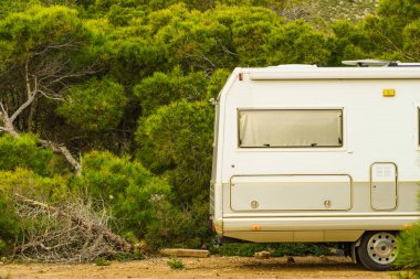 İspanya 'da Akdeniz kıyısında kamp yapmak. Kumsalda, deniz kıyısında bir kamp aracı..