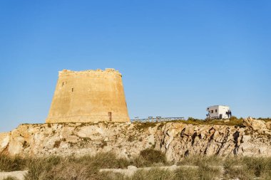 Mesa Roldán Kulesi 'ndeki karavan evi. Cabo de Gata Nijar Doğal Parkı, Endülüs İspanya. Carboneras Turist Çekimi.