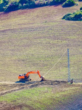 Kazıcı kazıcısı alan üzerinde çalışıyor.