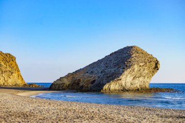 İspanya 'da kıyı manzarası. Cabo de Gata 'daki Monsul plajı Nijar Doğal Parkı, Almeria Endalusia.
