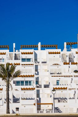 İspanyol tatil köyü beyaz binaları. Endülüs 'teki Mojacar köyü, Almerya kıyısı, İspanya