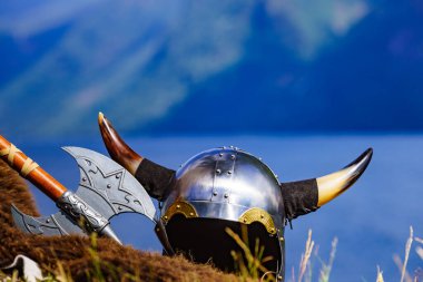 Norveç 'te fiyort kıyısında baltalı Viking miğferi. Turizm ve seyahat kavramı