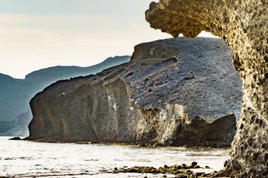 Monsul plajı. Sahil manzarası, Cabo de Gata Nijar Doğal Parkı, Almerya, Endülüs, İspanya. Turist eğlencesi