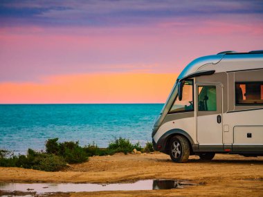 İspanya 'nın Akdeniz kıyısında kamp yapan karavan aracı. Karavanda tatil.
