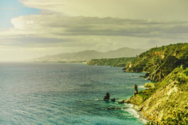 Endülüs 'teki İspanyol kıyı manzarası. Maro Cerro Gordo Doğal Parkı 'nın kayalıkları, Maro ve Nerja yakınlarında, Malaga, Costa Del Sol, İspanya.