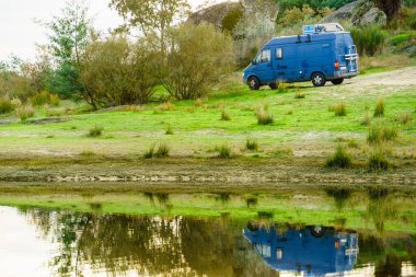 Doğada kamp yapmak. Göl kıyısında bir karavan. Povoa e Meadas Barajı, Castelo de Vide, Alentejo Portekiz. Karavanla git..