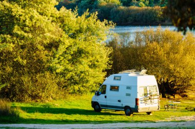 Doğada kamp yapmak. Göl kıyısında bir karavan. Povoa e Meadas Barajı, Castelo de Vide, Alentejo Portekiz. Karavanla git..