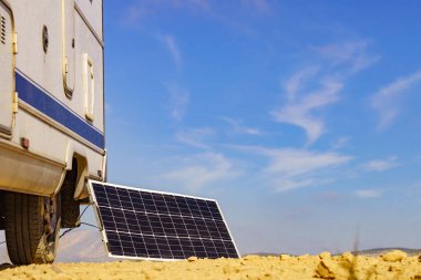 Taşınabilir güneş fotovoltaik paneli, karavanda şarj oluyor. Doğada kamp yapmak, minibüs hayatı.
