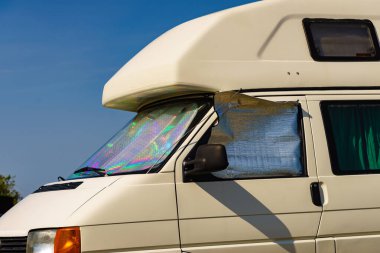 İç termal ekranlı karavan yazın doğada kamp yapan pencere camında kör. Karavanla seyahat ediyorum. Karavan tatili.