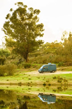 Doğada kamp yapmak. Göl kıyısında bir karavan. Povoa e Meadas Barajı, Castelo de Vide, Alentejo Portekiz. Karavanla git..